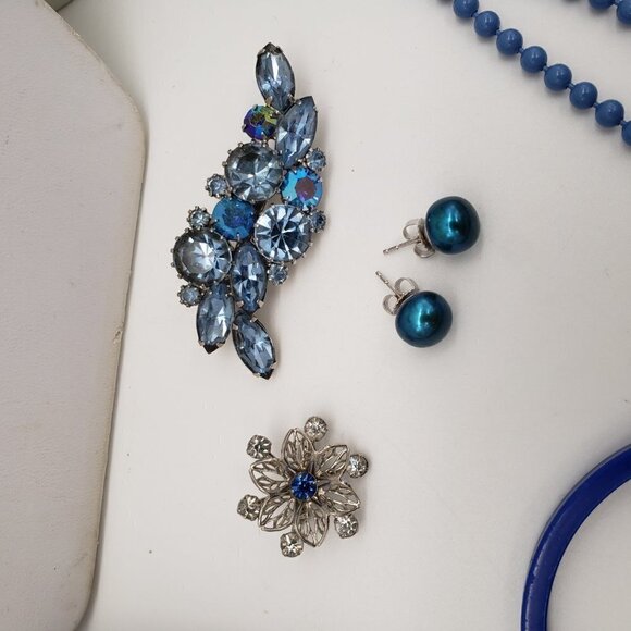 Huge Jewelry Lot of Blue and Silver Gold Tone Necklaces Bracelets Earrings Pins - Picture 11 of 15